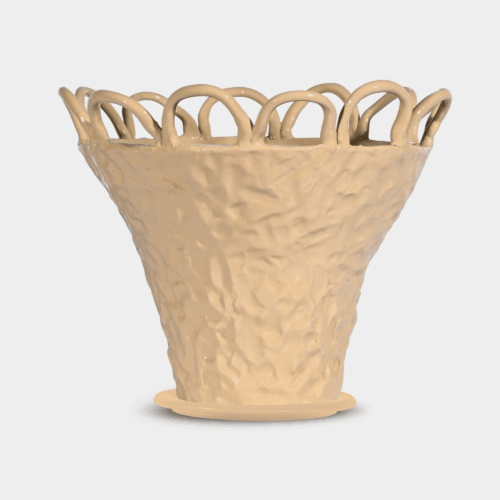 Kruka Patty i beige stengods med zebramönster, handgjord design av Emma Widell för Byon, placerad på ett bord med växt.