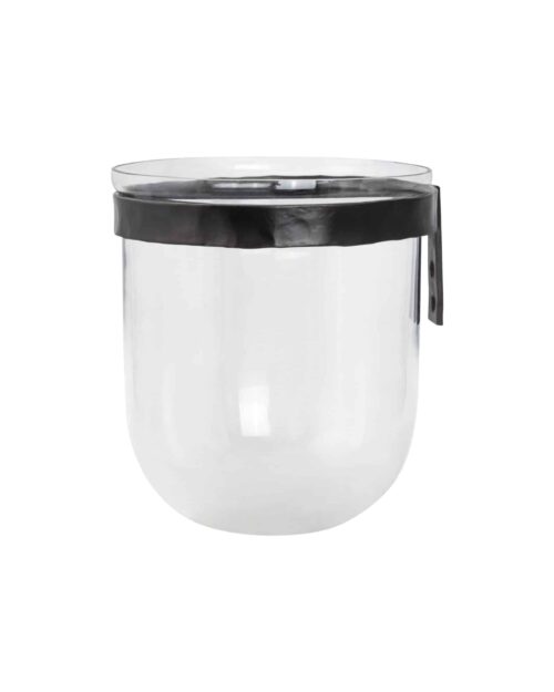 Minimalistisk vägglykta i klart glas med upphängning i svart metall. En klassisk lykta som med sin enkla och tidlösa form kommer att skapa en mysig atmosfär i varje inredning. Produktinformation: H 23 x Ø 21 cm För inomhusbruk Detta produkt är en del av Lama-kollektionen