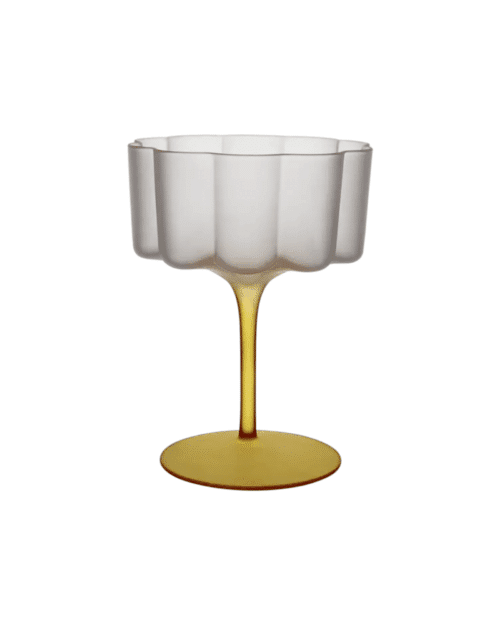 Munblåst cocktail- och dessertglas i frostat glas med vågig skål och gul fot – LILLIE glas.