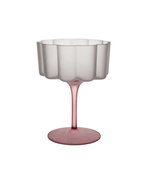 Munblåst cocktail- och dessertglas i frostat glas med vågig skål och rosa fot – LILLIE glas.