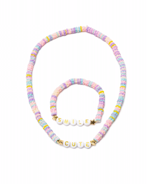 Smile Armband och halsband . Barnhalsband och armband med pastellfärgade blompärlor och bokstäver som stavar “leende” och “söt”