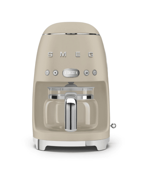 Smeg kaffebryggare i färgen Moonlight med retrodesign från 50’s Style-serien och kromdetaljer på köksbänk